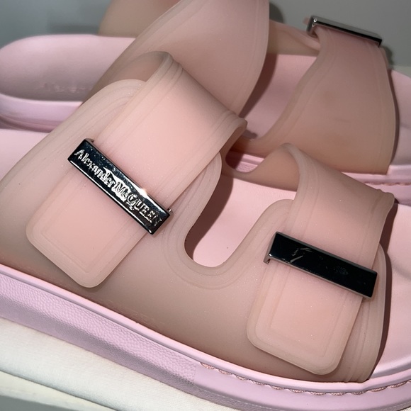 Alexander McQueen Flat Rubber Sandals in Pale Ice Pink & Silver - Picture 4 of 9